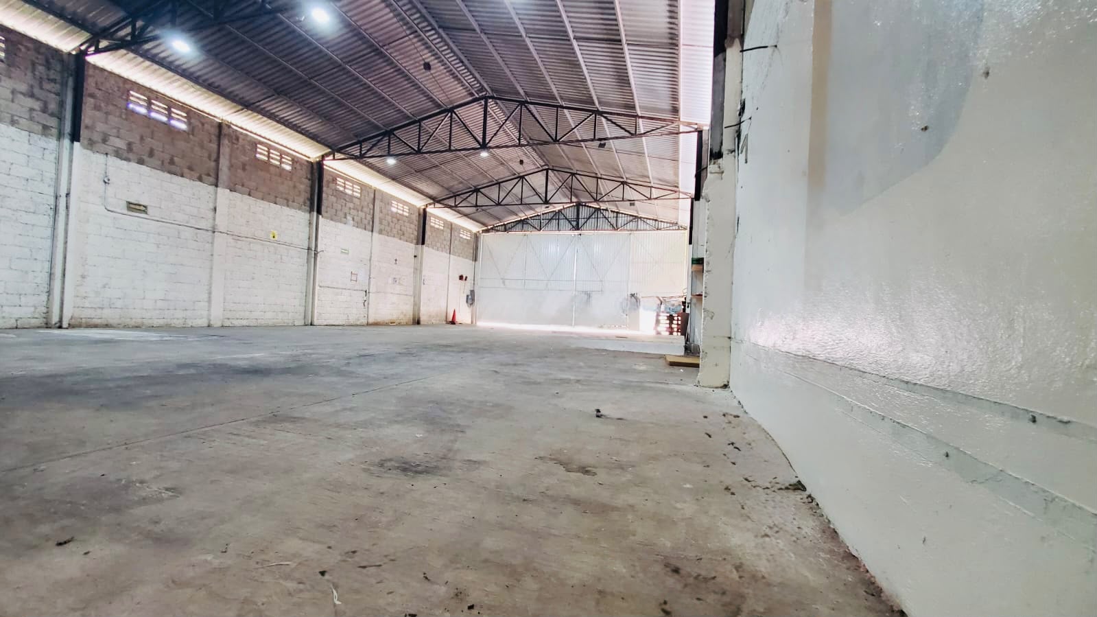 Nave Industrial parte trasera